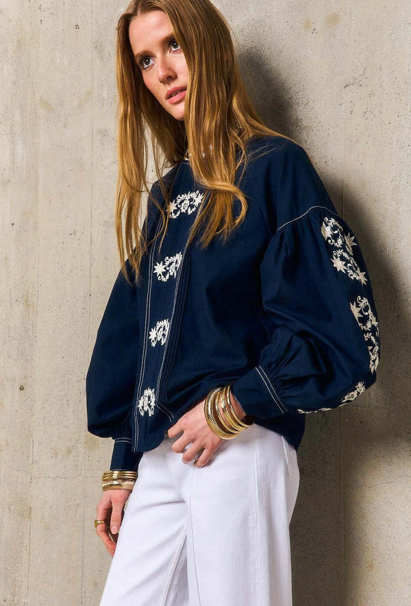 Camicia blu ricami